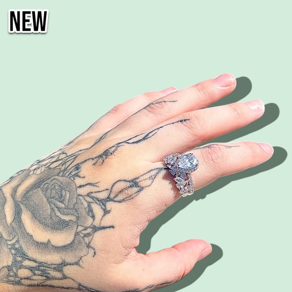 New Dazzling Cubic Zirconia Teardrop CZ Wedding Engagement Ring 2pc set - Picture 11 of 14